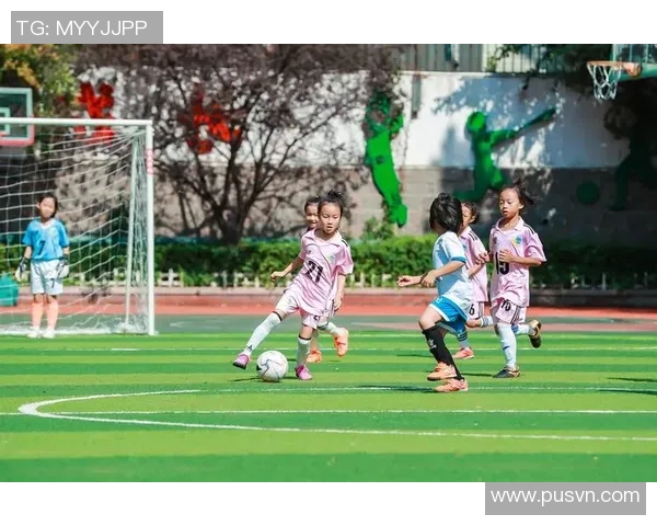 纽百伦足球明星闪耀绿茵场展现激情与实力的完美结合