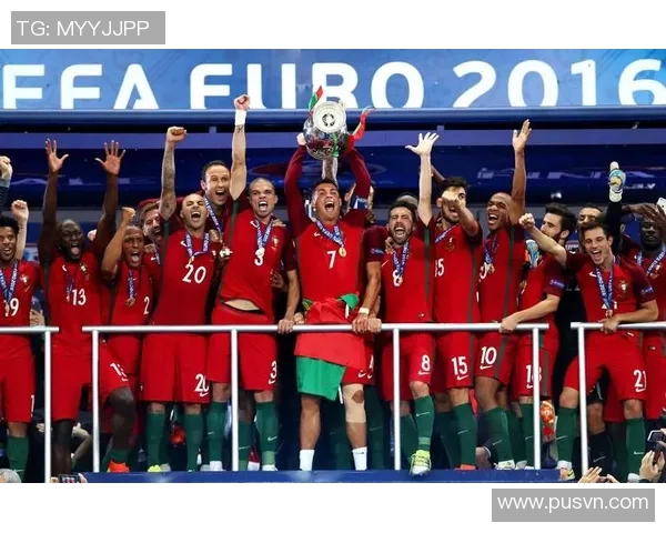 欧冠传奇足球明星的辉煌历程与不朽瞬间回顾 欧冠传奇足球明星的辉煌历程与不朽瞬间回顾